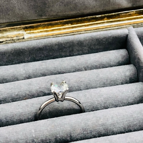 Vintage Clear Crystal Solitaire Uncas Ring - Picture 5 of 13